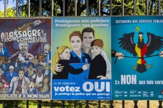 Les Genevois rejettent l'initiative de l'UDC "Oui, je protège la police qui me protège", qui voulait octroyer une immunité relative aux membres des forces de l'ordre (archives). KEYSTONE/SALVATORE DI NOLFI